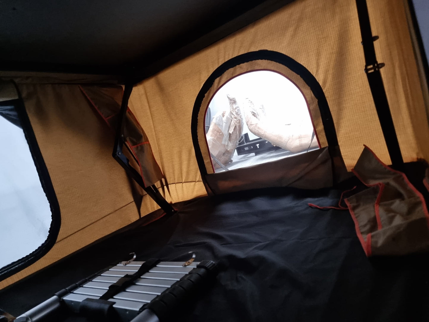 Roof top tent Aluminum hard shell (RTT10)